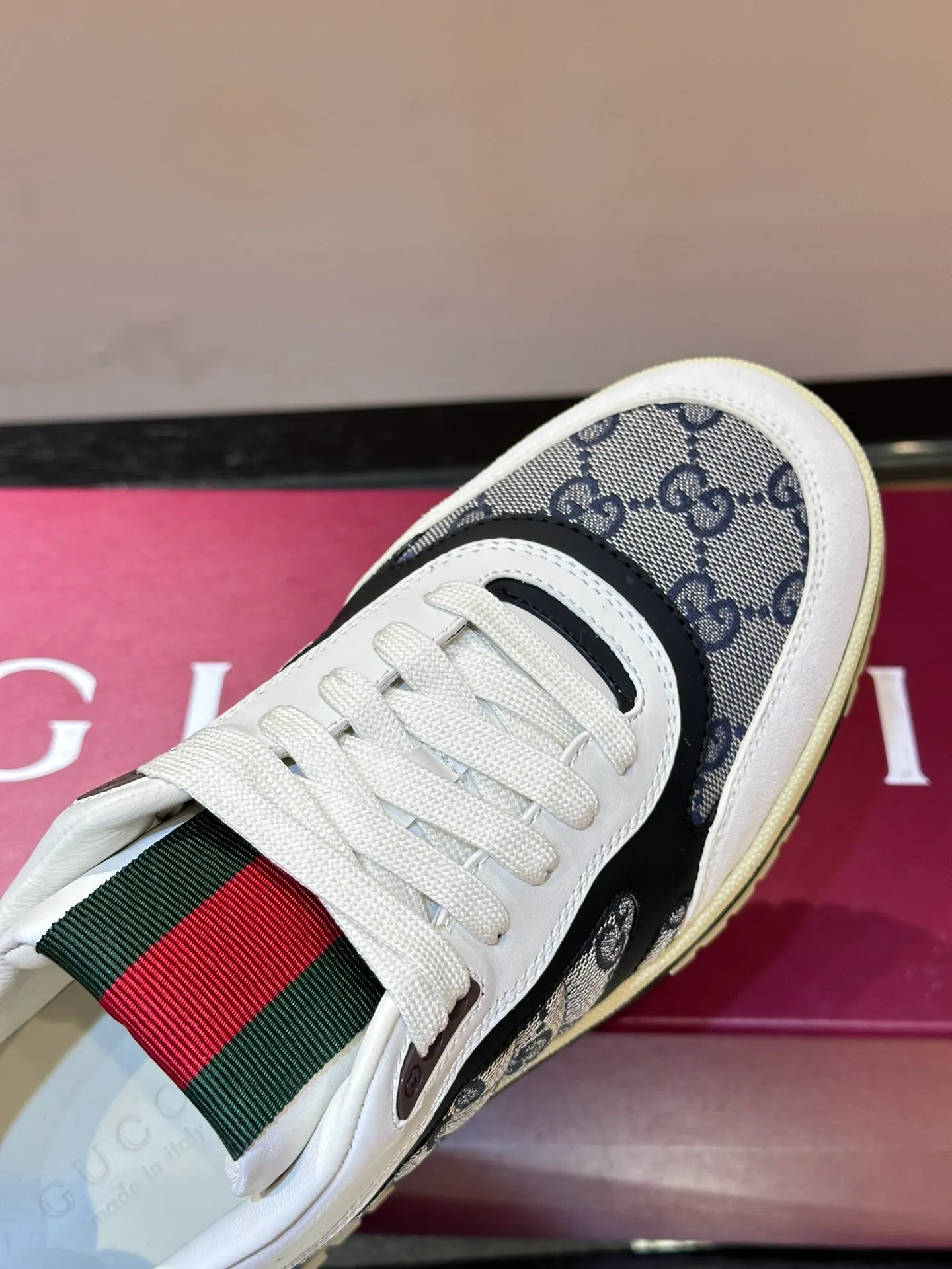 Men's Men's Shoes 💰480 [New Style] 🦨🦨Gucci 𝐆𝐮𝐜𝐜𝐢 𝐑𝐞-𝐖𝐞𝐛 As a sneaker created by Sabato De Sarno for Gucci, the Re-Web series reinterprets the brand's classic stripes, with bold and unique details to set off a modern silhouette design. These shoes are crafted from white leather. This new sneaker is ingeniously decorated with many of the brand's classic details, and is equipped with a bright red and green webbing tongue, which will make people fall in love at first sight. White leather has been specially treated to be soft and shiny, with an embossed grained texture. Script Gucci logo and Interlocking G web label with Interlocking G and script Gucci logo. Rubber outsole with Interlocking G detail eyelets. Web tongue. Size: Female 35-40 (Female 41, 42 customized). Male 38-44 (45, 46 customized)